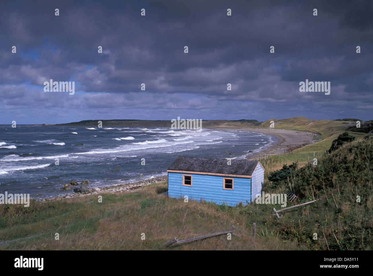Broom Point, Gros Morne National Park, Terre-Neuve, Canada, tempête, nuages, orageux, le vent, la pluie, l'océan, le bleu de la mer, maison, cabane, Banque D'Images