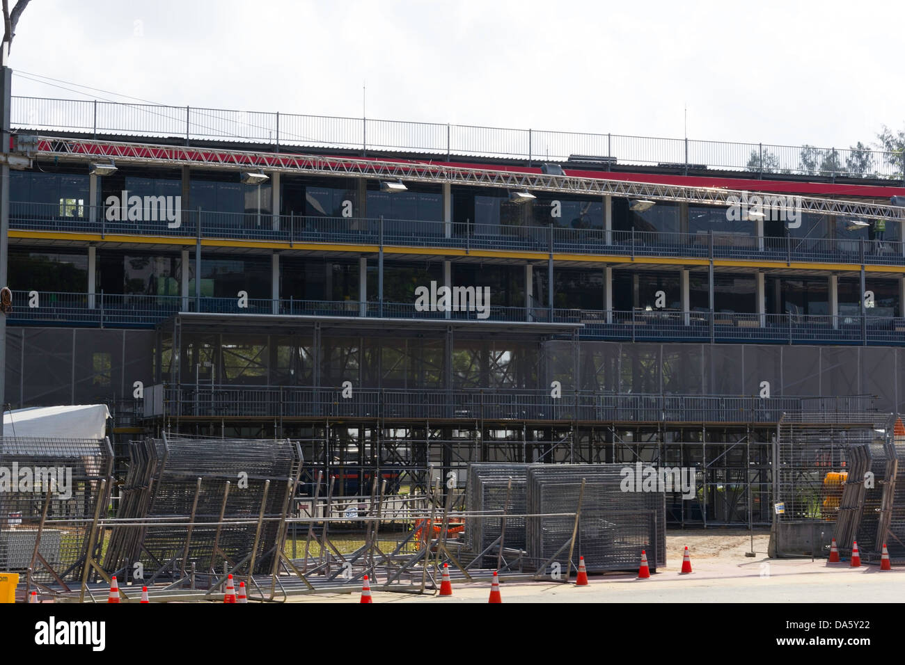 Les travaux de construction en cours pour la course de Formule 1 à Singapour, la préparation des stands pour la course à la photo Banque D'Images