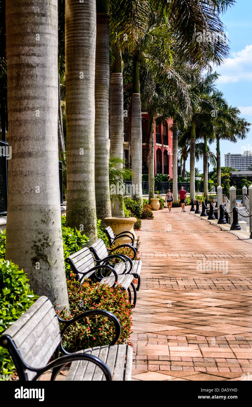 Couple Walking Down Esplanade sur Marco Island Banque D'Images