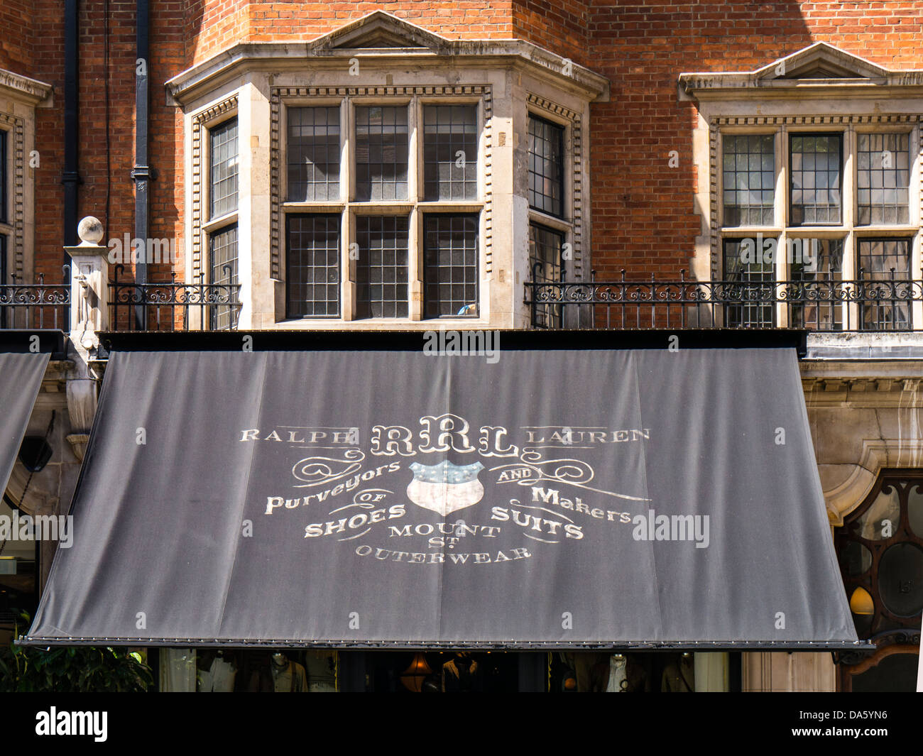 LONDRES, Royaume-Uni - 30 JUIN 2013 : Sun Blind over RRL Ralph Lauren Shop à Mount Street, Mayfair Banque D'Images