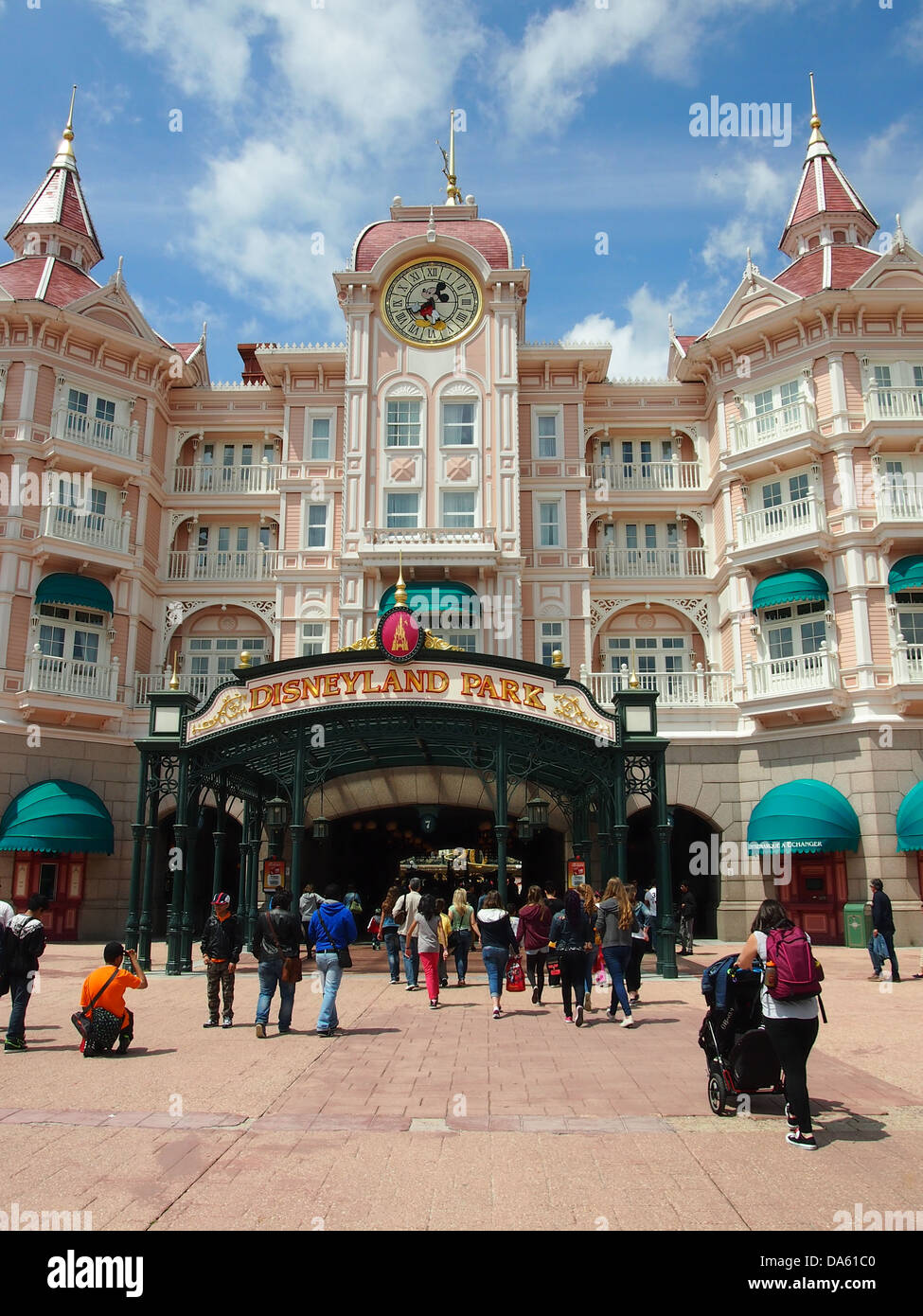 Entrée de Disneyland Paris en dessous du disneyland hotel Photo Stock