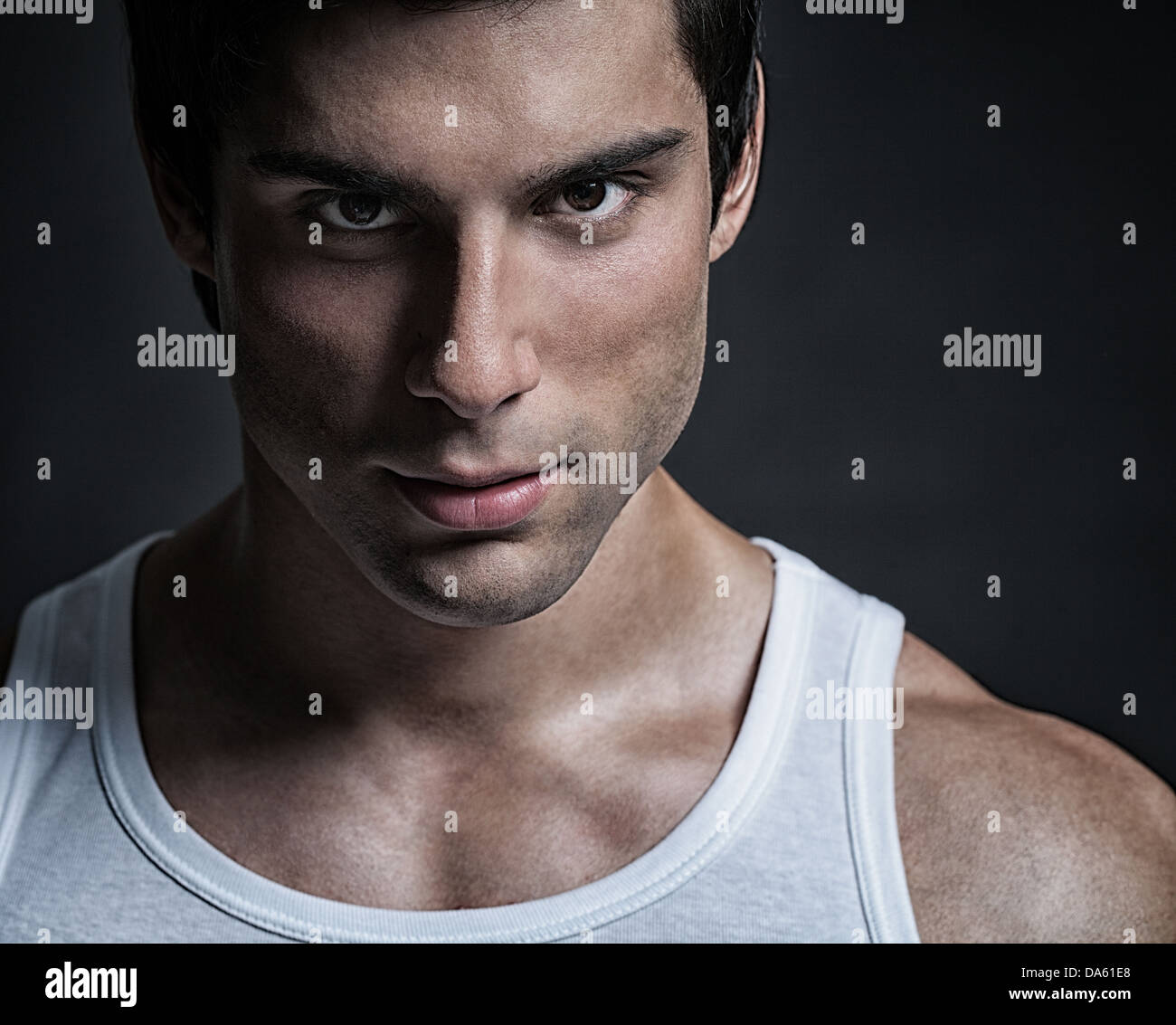 Un beau mâle model posing dans un studio. Banque D'Images