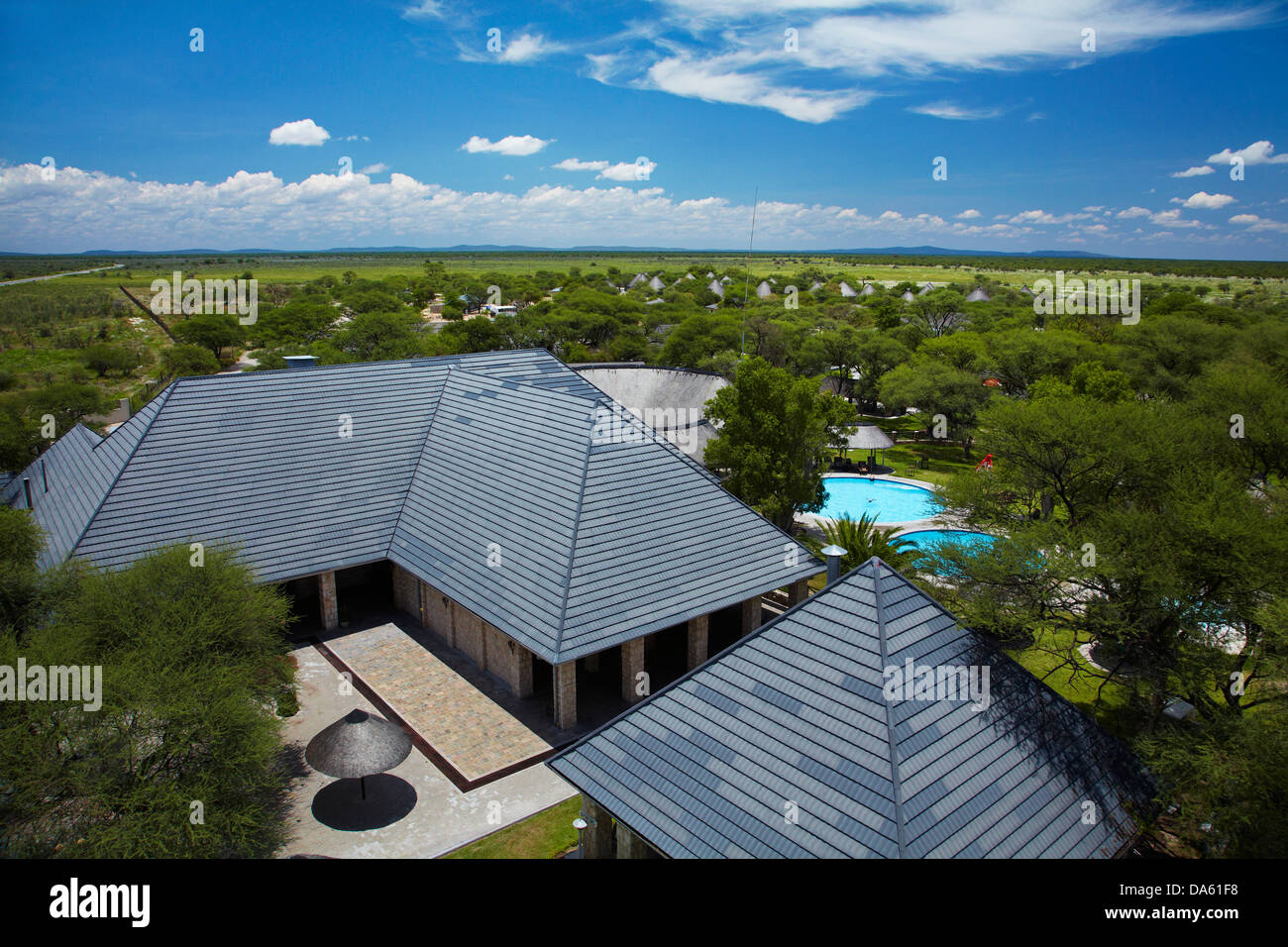 Restaurant et piscine vue de tower, Okaukuejo Rest Camp, Etosha National Park, Namibie, Afrique Banque D'Images