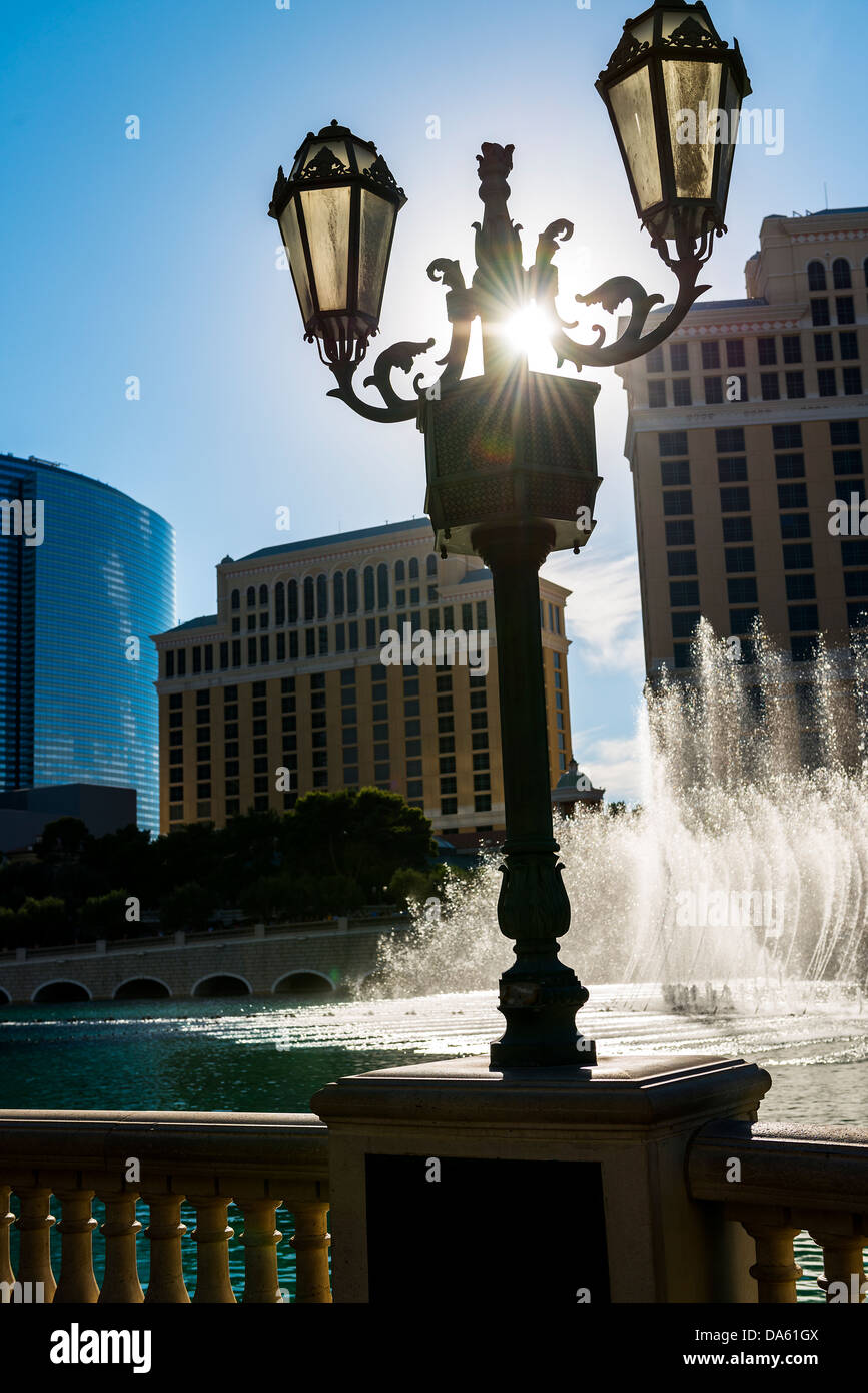 Spectacle Misical de fontaines à Las Vegas au coucher du soleil Banque D'Images