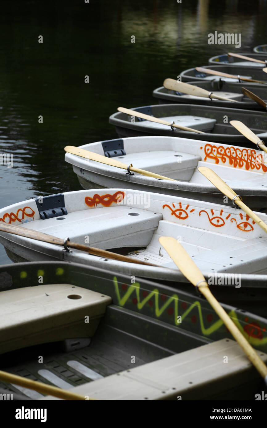 Les bateaux sont alignés sur les rives d'un lac Banque D'Images