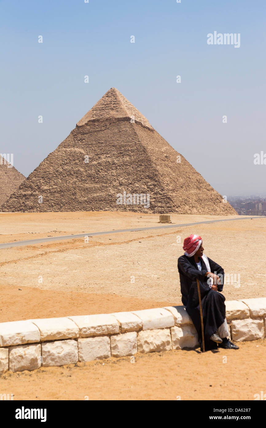 Homme assis sur le mur en face de pyramide de Khafré, également connu sous le nom de pyramide de Khéphren, Giza, Le Caire, Egypte Banque D'Images