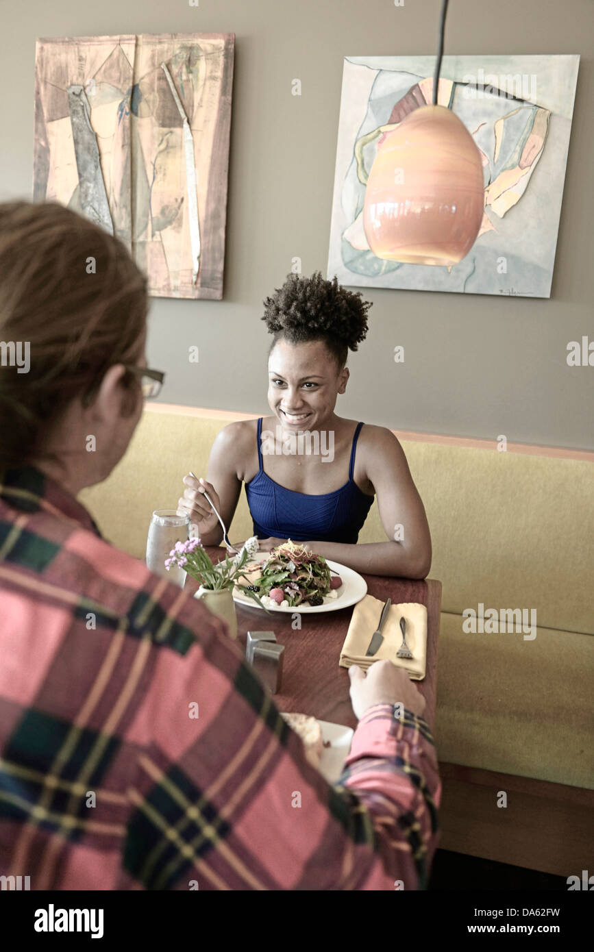 USA, United States, Amérique, Amérique du Nord, du nord-ouest du Pacifique, de l'Oregon, comté de Curry, restaurant, déjeuner, mixte, de la race, couple, homme Banque D'Images