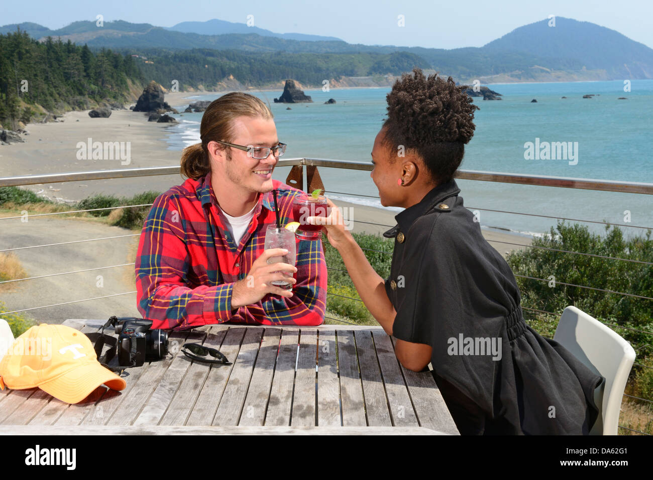 USA, United States, Amérique, Amérique du Nord, du nord-ouest du Pacifique, de l'Oregon, comté de Curry, touristiques, mixte, de la race, couple, homme, femme, g Banque D'Images