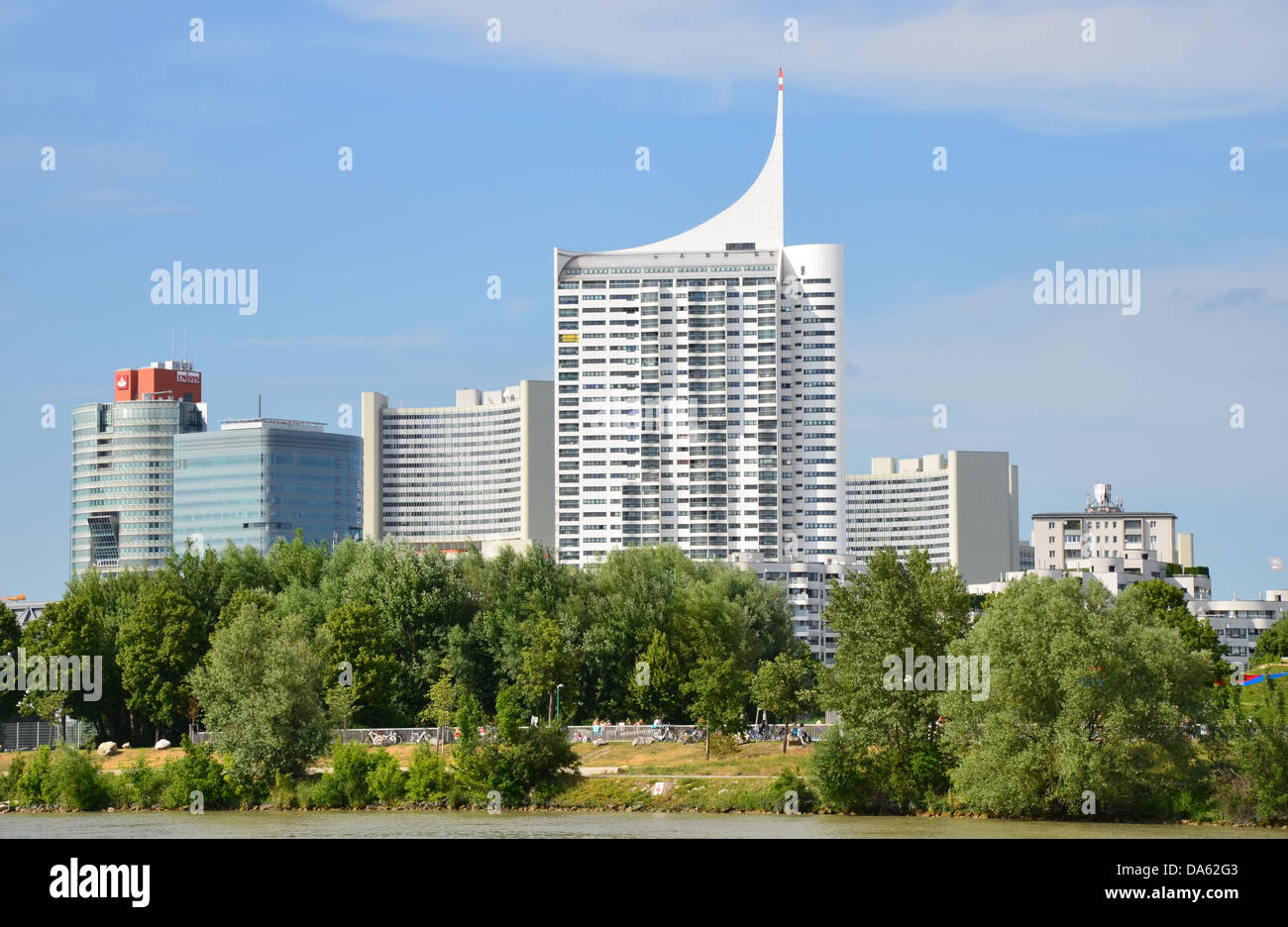 Vienne, Autriche, Centre international vu depuis le Danube est assez imposant et un superbe contraste avec Vieux Vienne. Banque D'Images