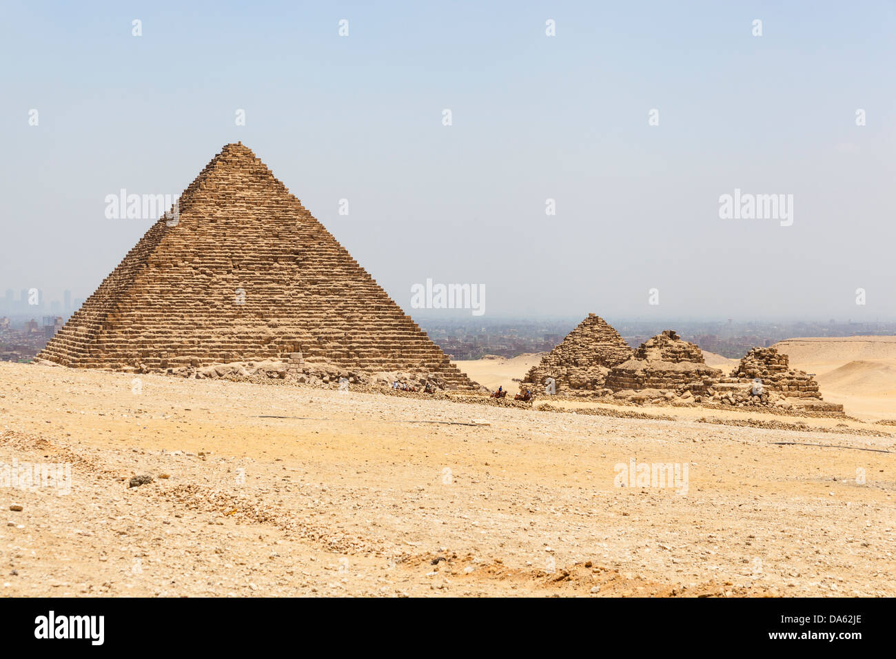 Pyramide de Menkaourê, également connu sous le nom de pyramide de Mykérinos, et les trois petites pyramides reine, Giza, Le Caire, Egypte Banque D'Images