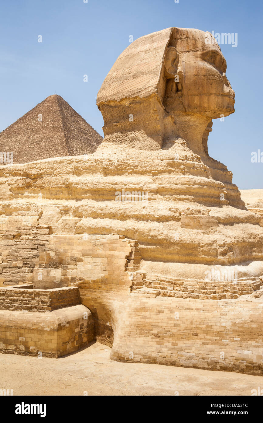 Grand Sphinx et la grande pyramide de Gizeh, également connu sous le nom de pyramide de Chéops et la pyramide de Khéops, à Gizeh, Le Caire, Egypte Banque D'Images