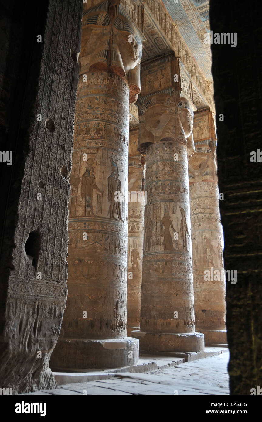 La salle hypostyle à l'Egypte antique temple de la fécondité et de l'amour de la déesse Hathor à Dendérah, en Egypte Banque D'Images