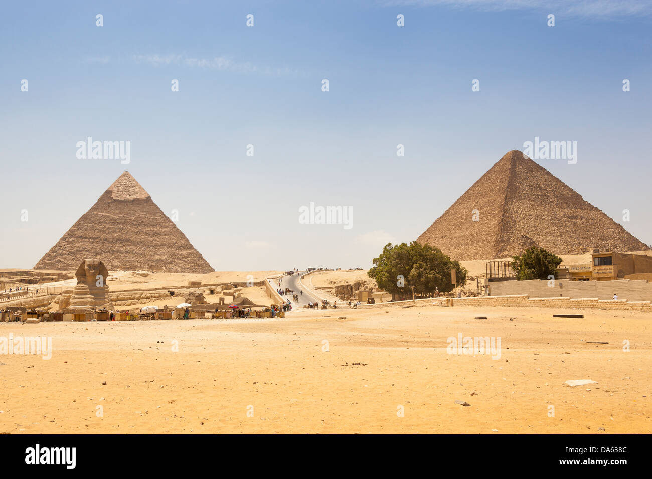 Sphinx et pyramide, Khafré (Khéphren pyramide), et Grande pyramide de Gizeh, (Khufu et pyramide de Khéops), Giza, Le Caire, Egypte Banque D'Images