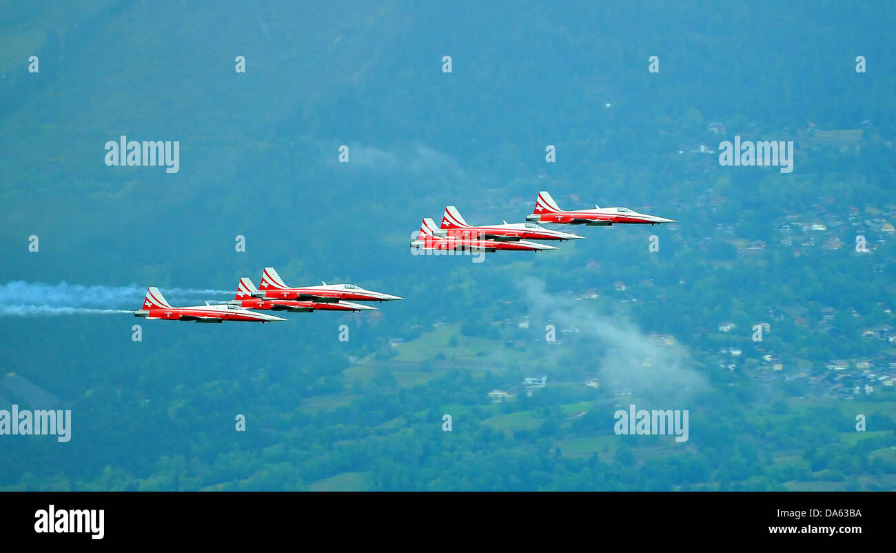 SION, SUISSE, Patrouille suisse en formation serrée à la Breitling Air show. 17 septembre 2011 à Sion, Suisse Banque D'Images