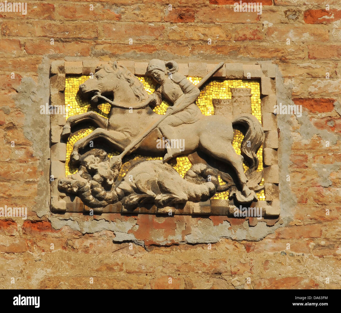 Sculpture bas-relief de Saint Georges terrassant le dragon sur fond de mosaïques d'or à Venise, Italie Banque D'Images