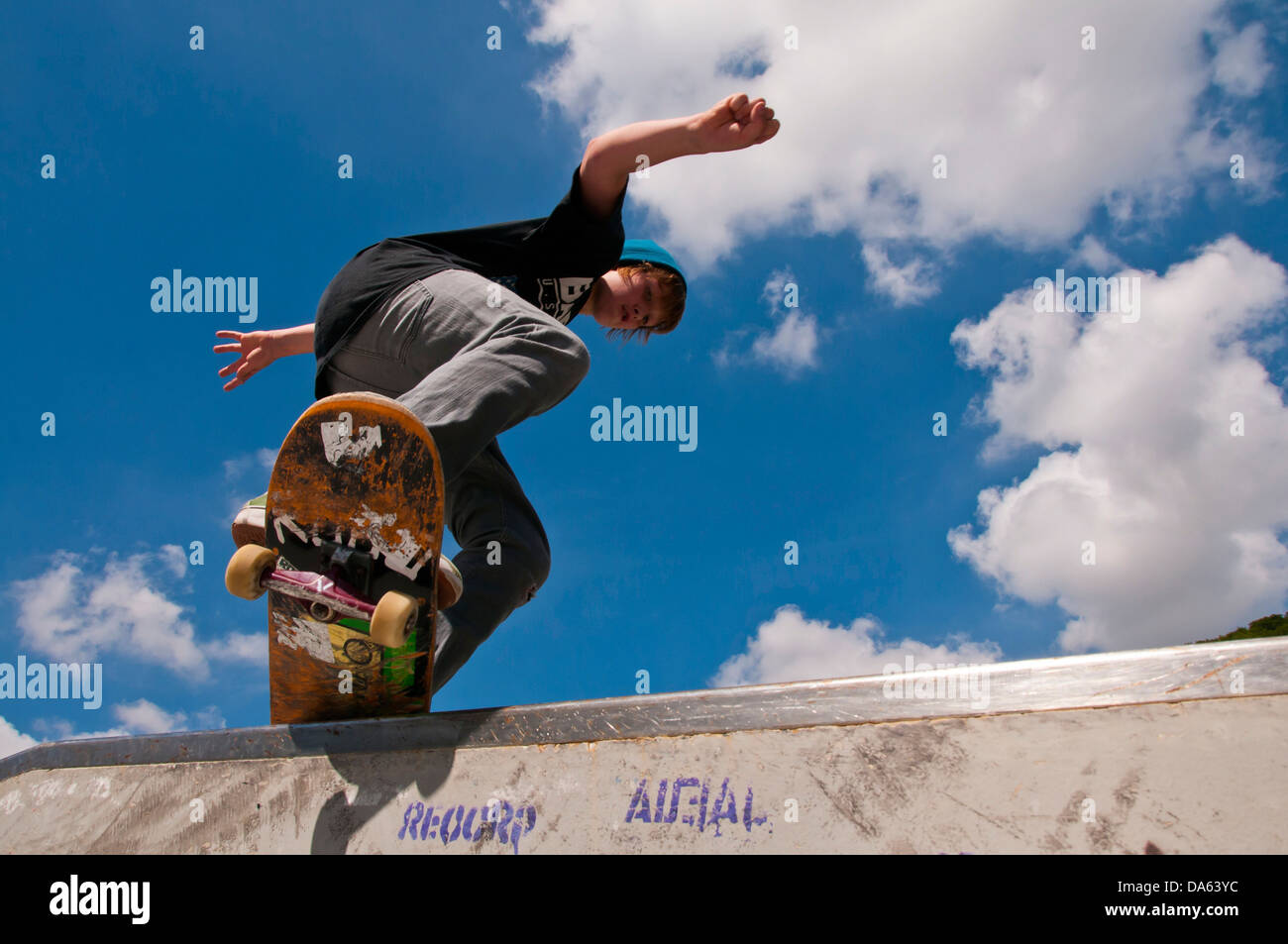 12 ans, patineur, garçon, skateboard, skateboard, boardslide sol, Blaubeuren, Jura souabe, Baden-Wurttemberg, Germany, Europe Banque D'Images