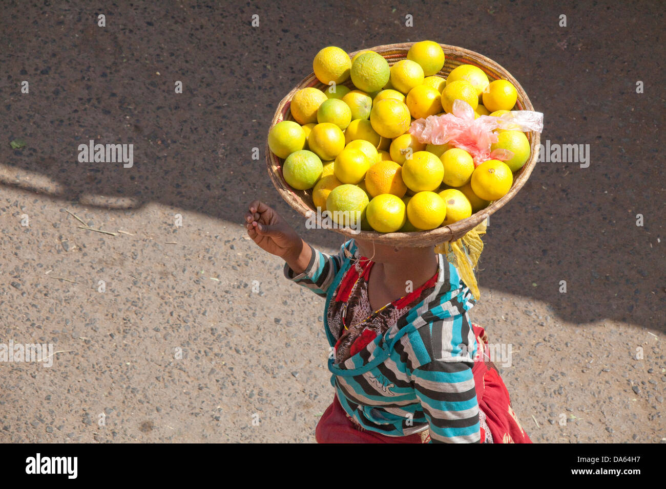 Les gens, Harar, en Ethiopie, l'UNESCO, patrimoine culturel mondial, l'Afrique, la ville, fruits, légumes, de la charge, de tête, de transporter, d'usure, Banque D'Images