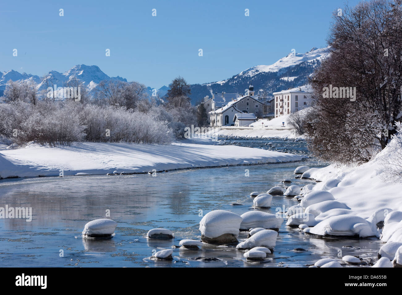 La Punt, Inn, Chamuesch, montagne, montagnes, Rivière, village, débit, Brook, plan d'eau, l'eau, l'hiver, canton, GR, GR, Banque D'Images