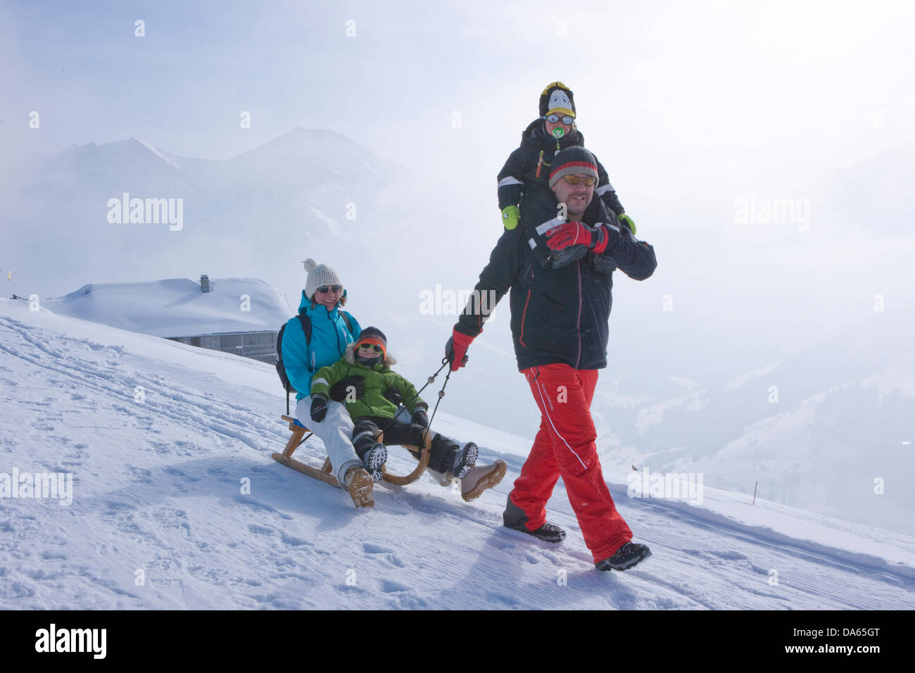 La famille, l'hiver à pied, marche, Adelboden, famille, enfant, enfants, tourisme, vacances, sentier, hiver, sports d'hiver, canton, Berne, Banque D'Images