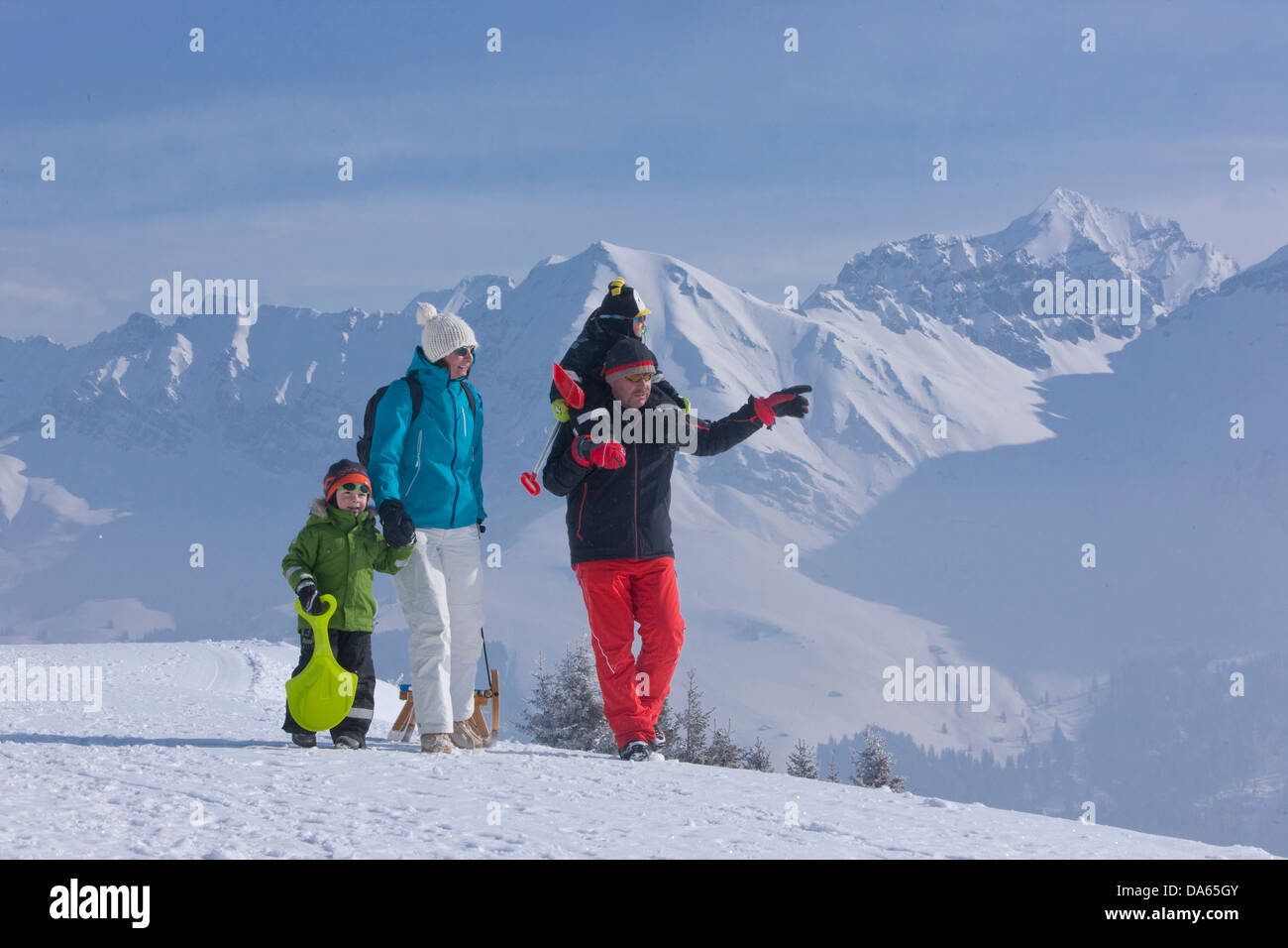 La famille, l'hiver à pied, marche, Adelboden, famille, enfant, enfants, tourisme, vacances, sentier, hiver, sports d'hiver, canton, Berne, Banque D'Images