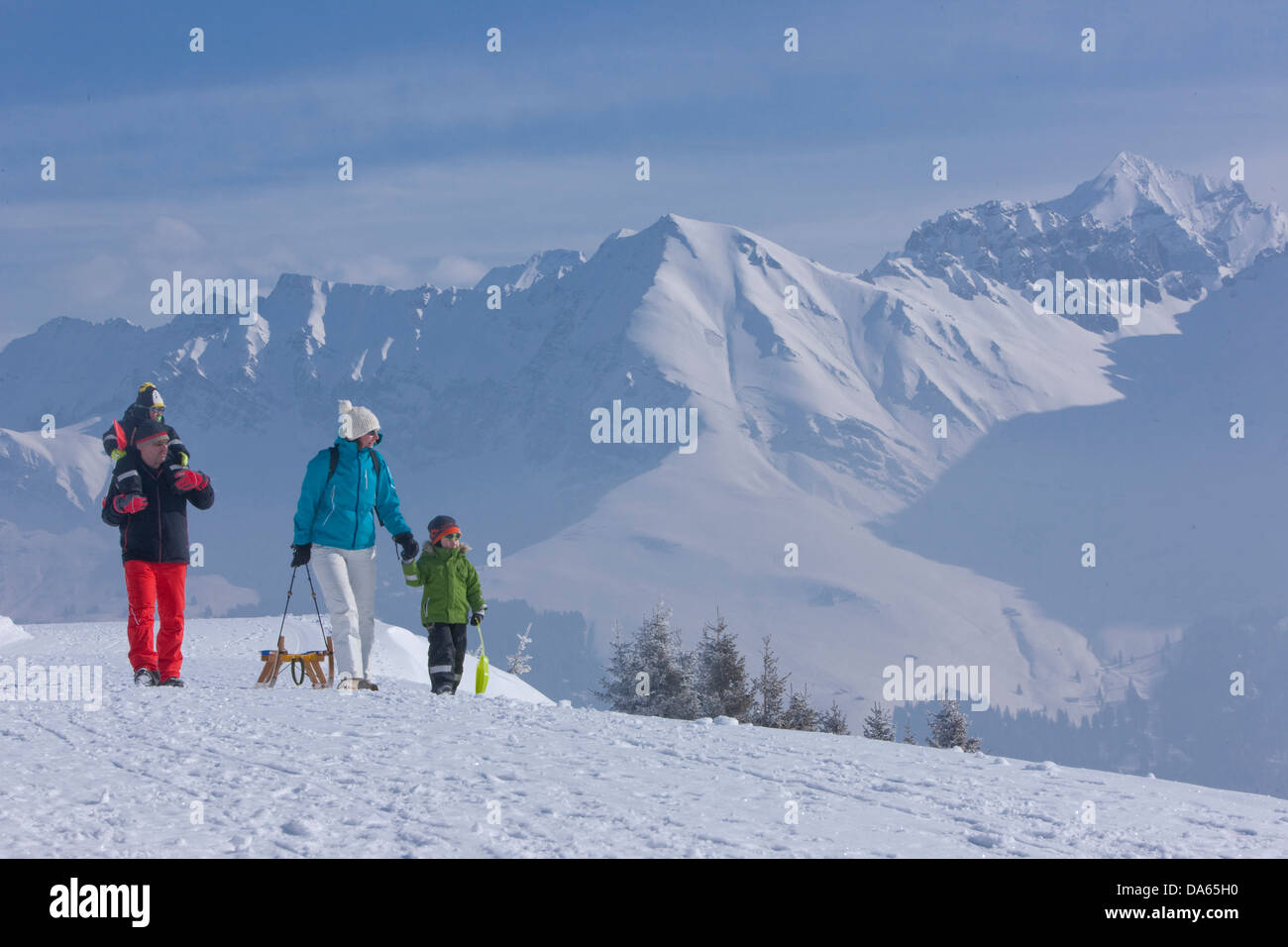 La famille, l'hiver à pied, marche, Adelboden, famille, enfant, enfants, tourisme, vacances, sentier, hiver, sports d'hiver, canton, Berne, Banque D'Images