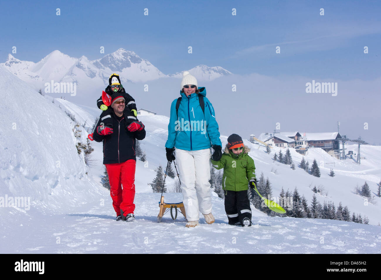 La famille, l'hiver à pied, marche, Adelboden, famille, enfant, enfants, tourisme, vacances, sentier, hiver, sports d'hiver, canton, Berne, Banque D'Images
