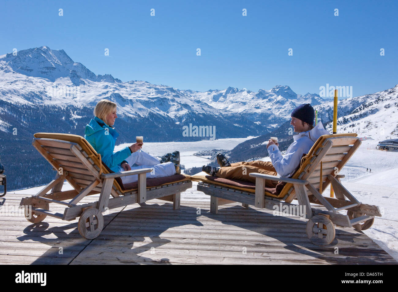 Couple, chaise, restaurant, Trutz, vue, Engadine, Engadine, sports d'hiver, canton, GR, Grisons, Grisons, Oberengadin, win Banque D'Images