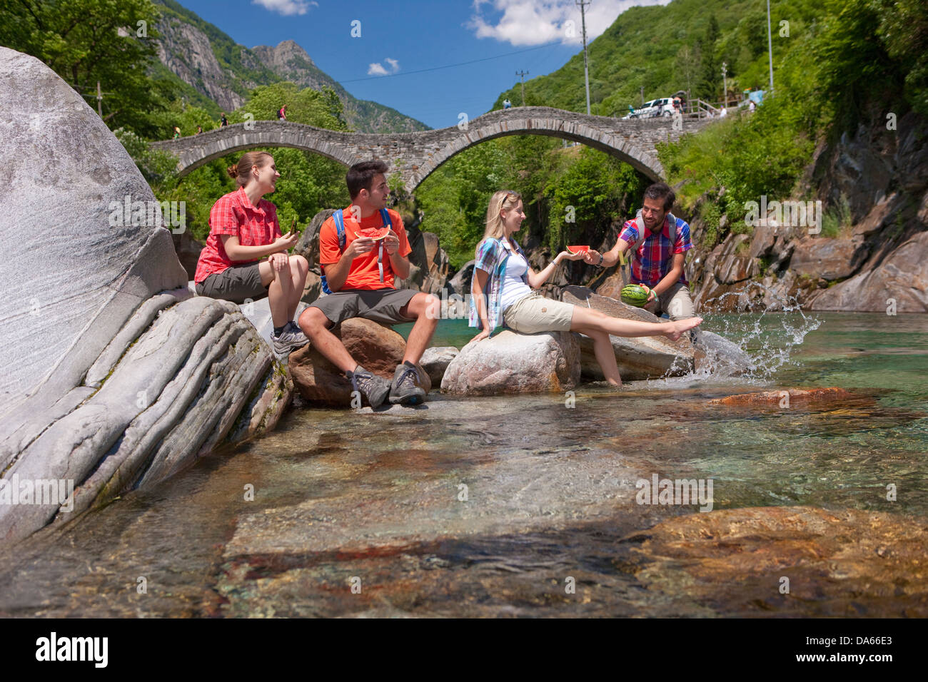 Voyageur, vallée de Verzasca, canton, TI, Tessin, Suisse du Sud, pont, rivière, ruisseau, débit, plan d'eau, de l'eau, sentier, w Banque D'Images