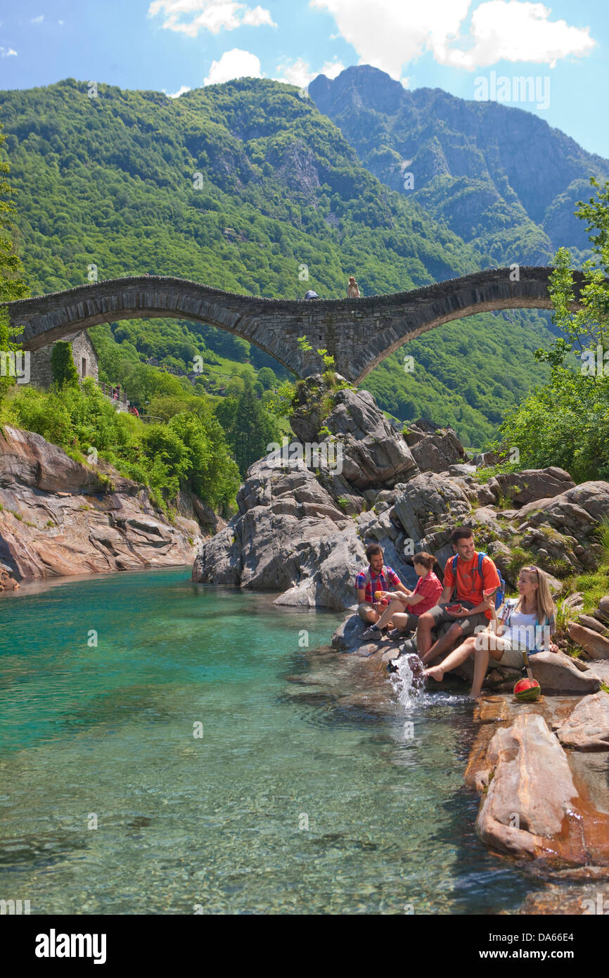 Voyageur, vallée de Verzasca, canton, TI, Tessin, Suisse du Sud, pont, rivière, ruisseau, débit, plan d'eau, de l'eau, sentier, w Banque D'Images