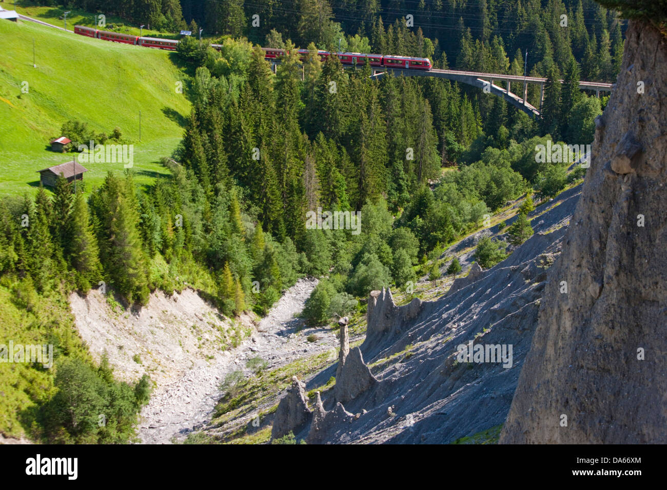 Falaise de pyramides, Langwies, Schanfigg, canton, GR, Grisons, Grisons, route, chemin de fer, train, chemin de fer, falaise, rocher, falaise, pierre, Banque D'Images