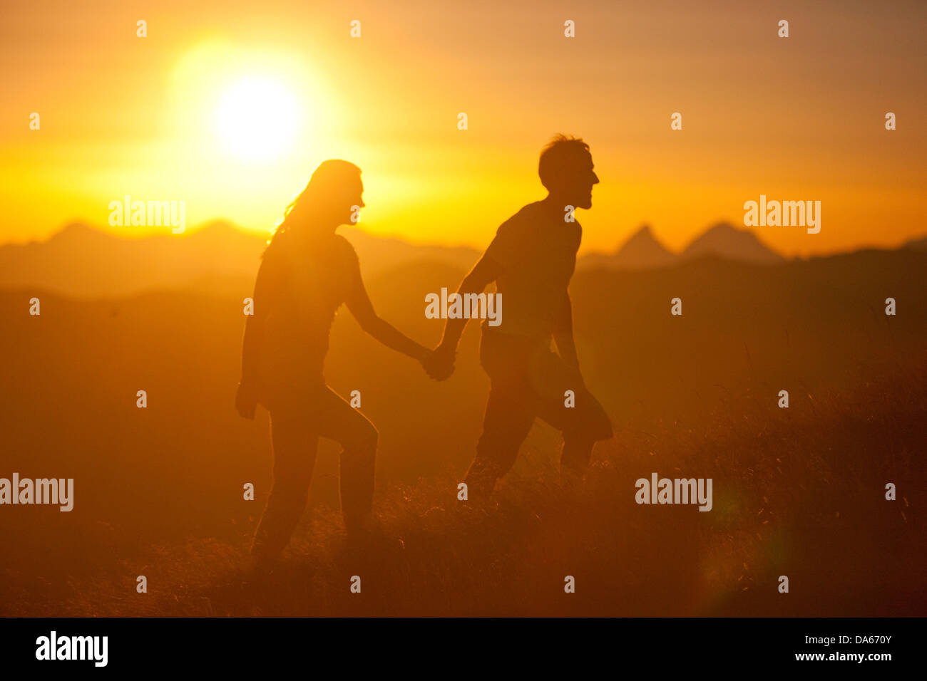 Couple, coucher du soleil, coucher du soleil, montagne, montagnes, femme, femmes, Adelboden, soleil, balades, randonnées, trekking, cantons, Berne, Oberland Obe Banque D'Images