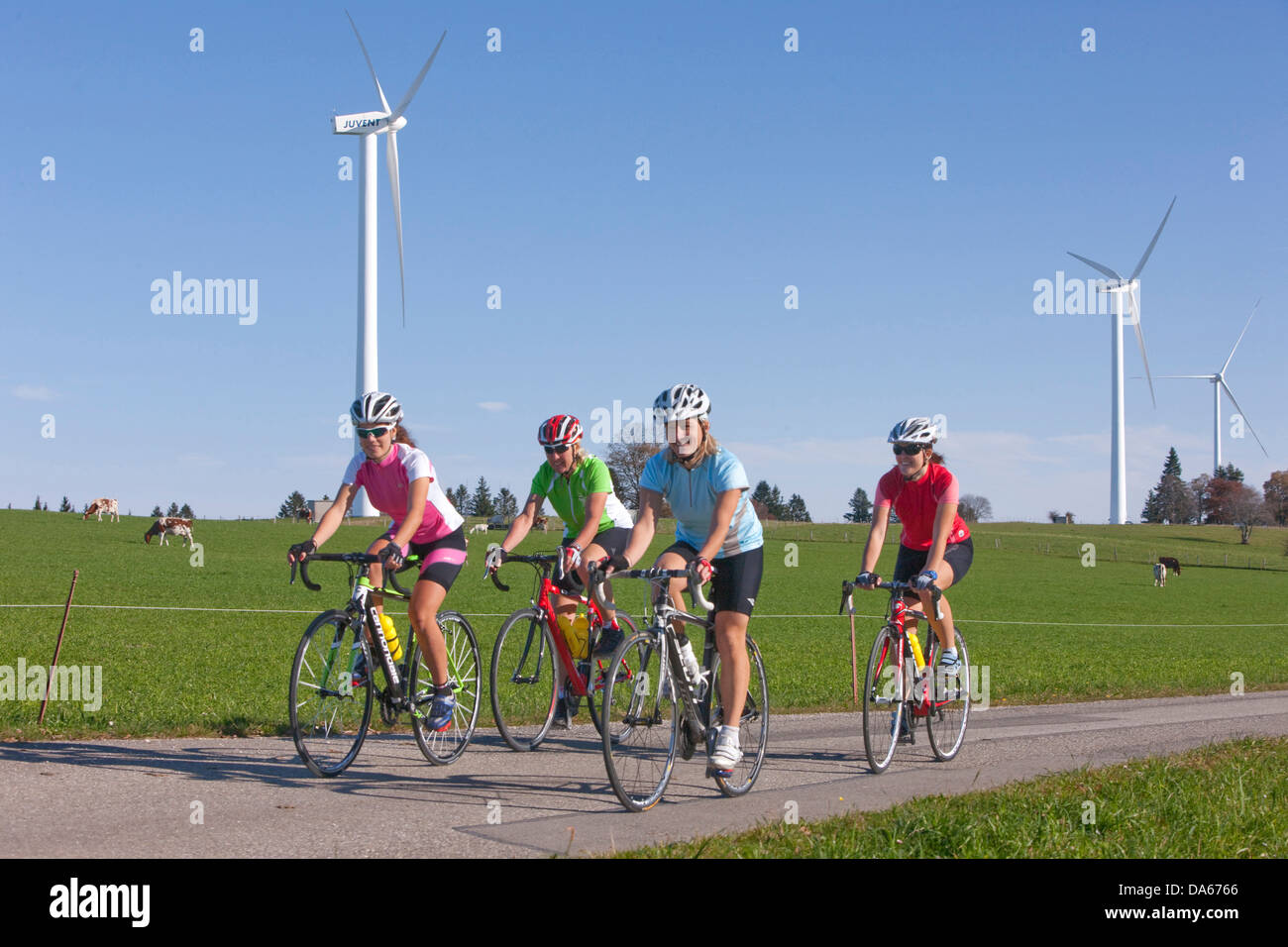 Cycliste, Motard, Mont Crosin, canton, Berne, JU, Jura, automne, location, vélos, vélo, la bicyclette, l'énergie éolienne, l'énergie, gagner Banque D'Images