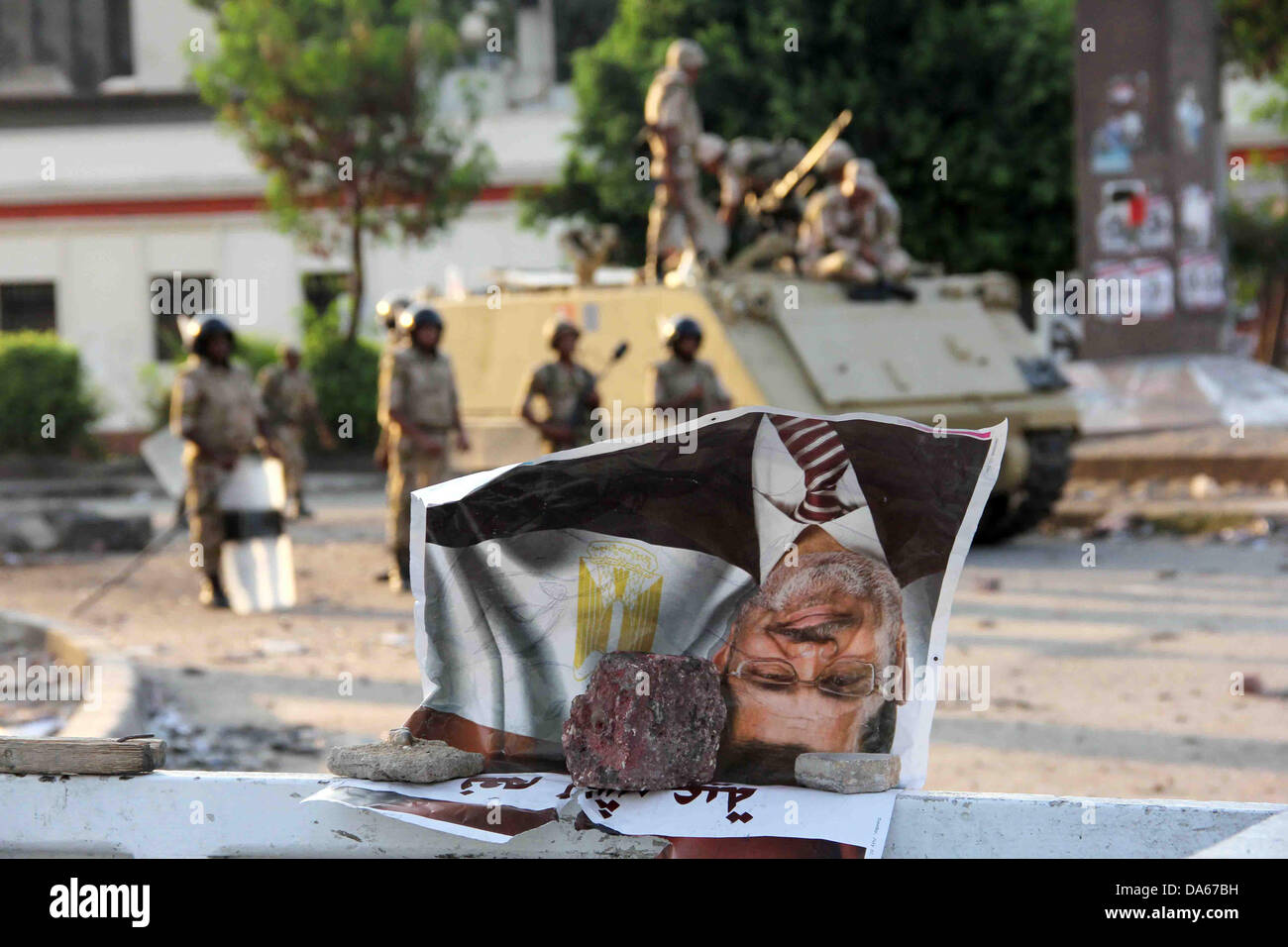 Le Caire, Le Caire, Égypte. 4 juillet, 2013. Les soldats de l'armée égyptienne garder yeux attentifs comme des partisans de l'ancien président égyptien Mohamed Morsi se rassemblent à al-Nahda square le 4 juillet 2013, au Caire, Égypte. L'armée d'Égypte arrondi la direction de l'ancien président déchu Mohamed Morsi, Frères Musulmans, jeudi, un juge supérieur a pris le pouvoir après une fin abrupte à la première année d'islamistes au pouvoir. Le gouvernement Morsi vau tard mercredi, après que l'armée lui a donné un ultimatum de 48 heures à la suite de manifestations massives depuis le 30 juin contre son état turbulent. © ZUMA Press, Inc. Banque D'Images