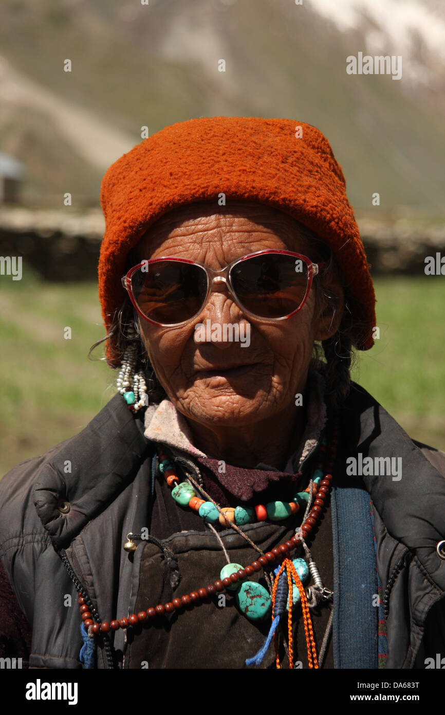 Costume traditionnel, robe,, indigènes, personne, vieux, femme, femmes,  grand-mère, lunettes de soleil, portrait, Rangdum, Suru, vallée, Z Photo  Stock - Alamy