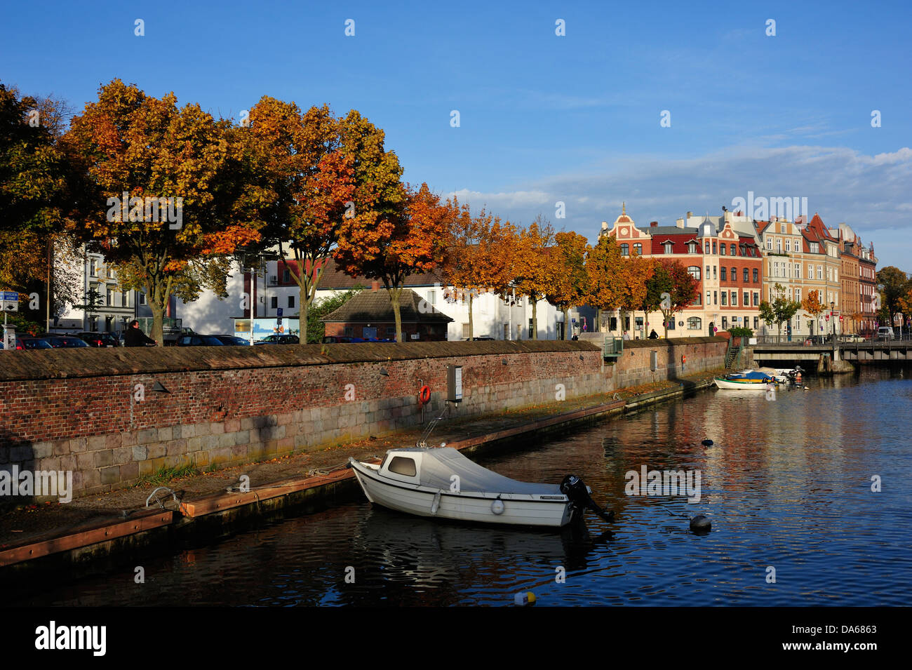 Stralsund, ville, ville, Fährkanal, bateaux, Automne, couleurs de l'automne, Mecklenburg-Vorpommern, Allemagne, canal Banque D'Images