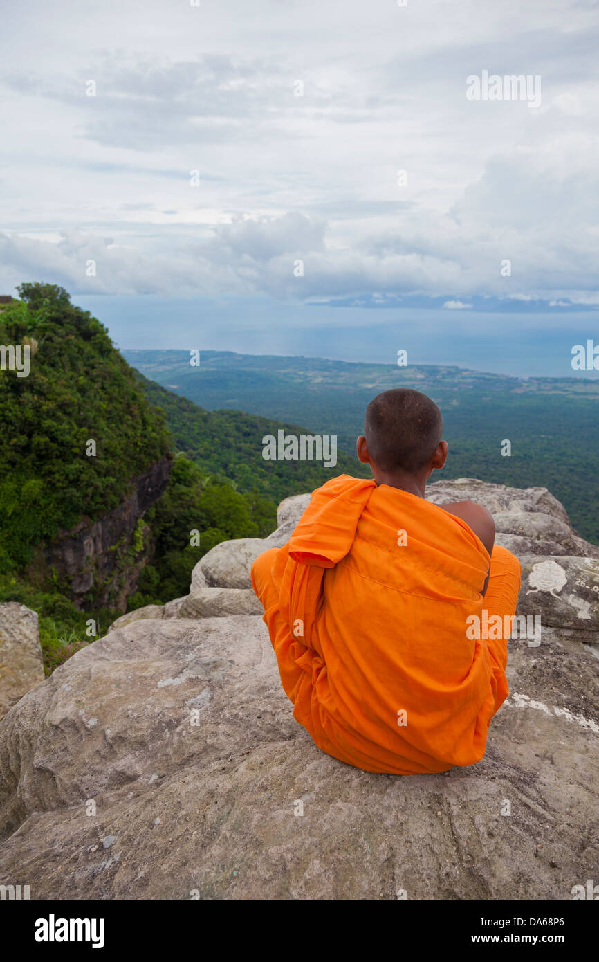 Moine Novice assis sur la falaise de la montagne de Bokor - la province de Kampot, au Cambodge Banque D'Images