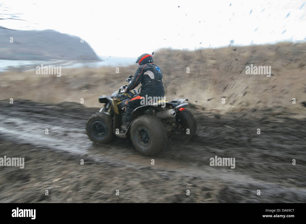 Course de vtt sur un chemin de terre au printemps Banque D'Images