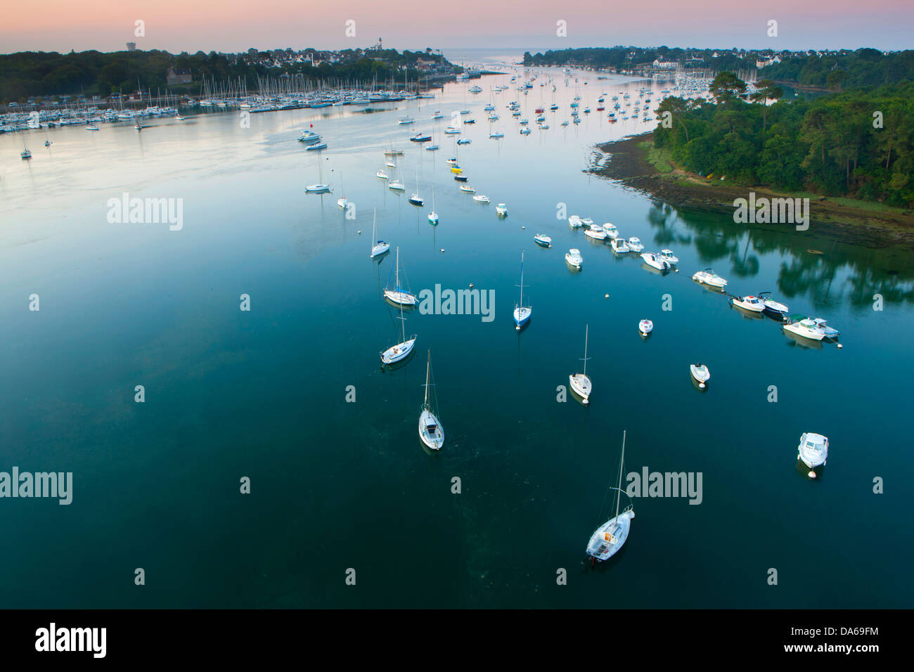 Bénodet, France, Europe, Bretagne, département Finistère, rivière, écoulement, Odet, port fluvial, port, bateaux, Port, village, ville, daybre Banque D'Images