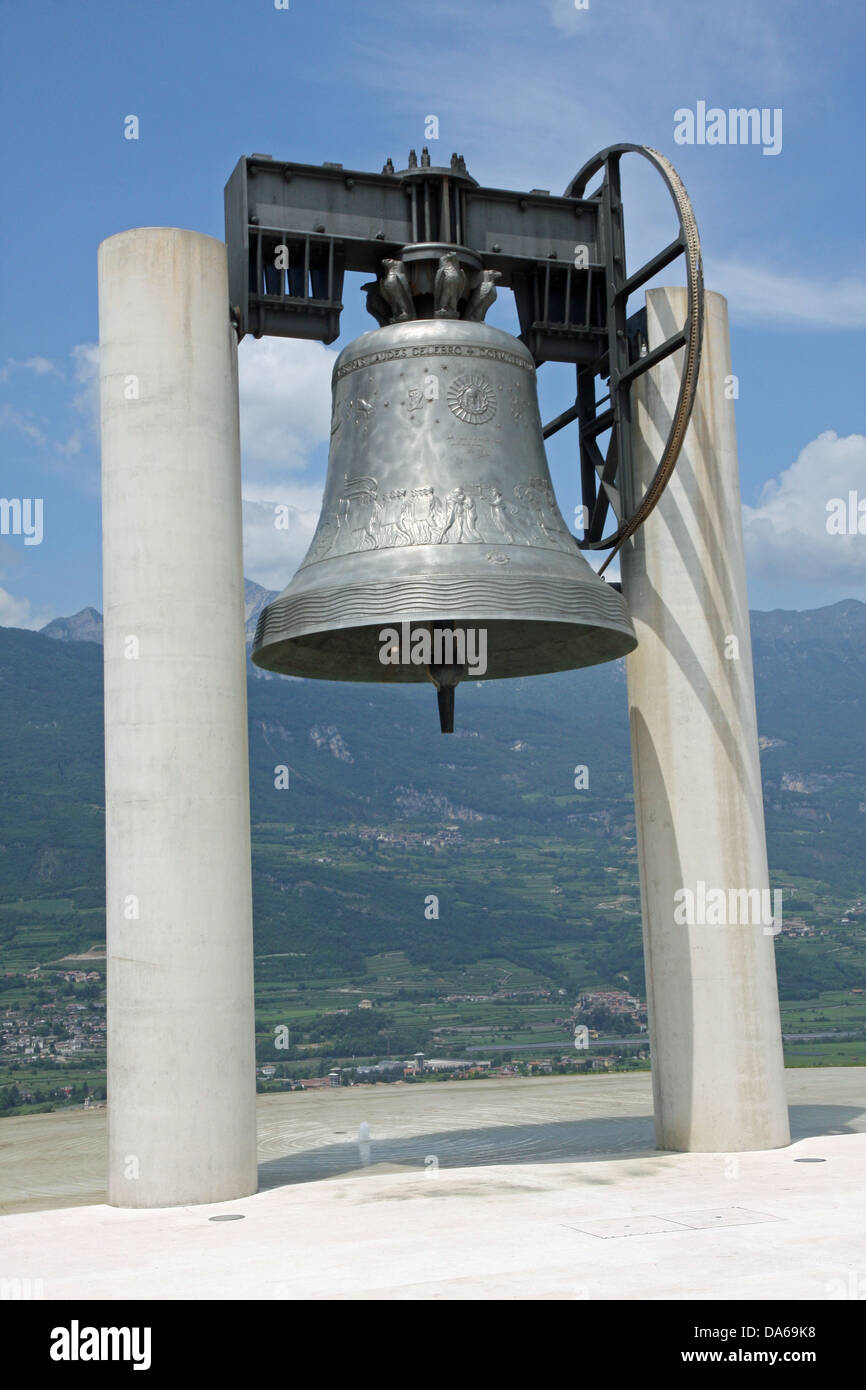 Grande cloche de bronze au-dessus du symbole de paix entre les peuples Banque D'Images