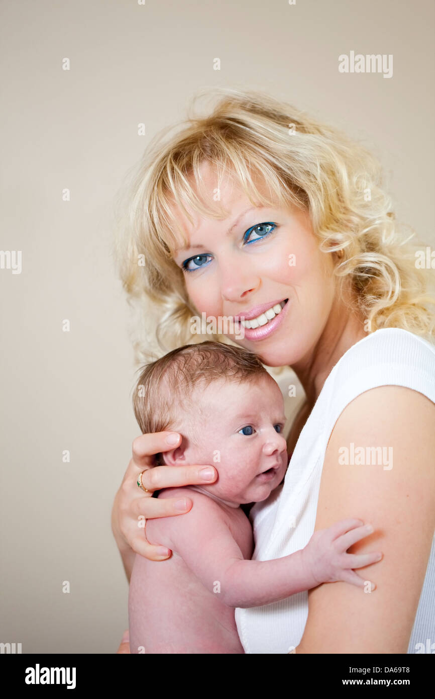 Jeune femme tenant un bébé nouveau-né Banque D'Images