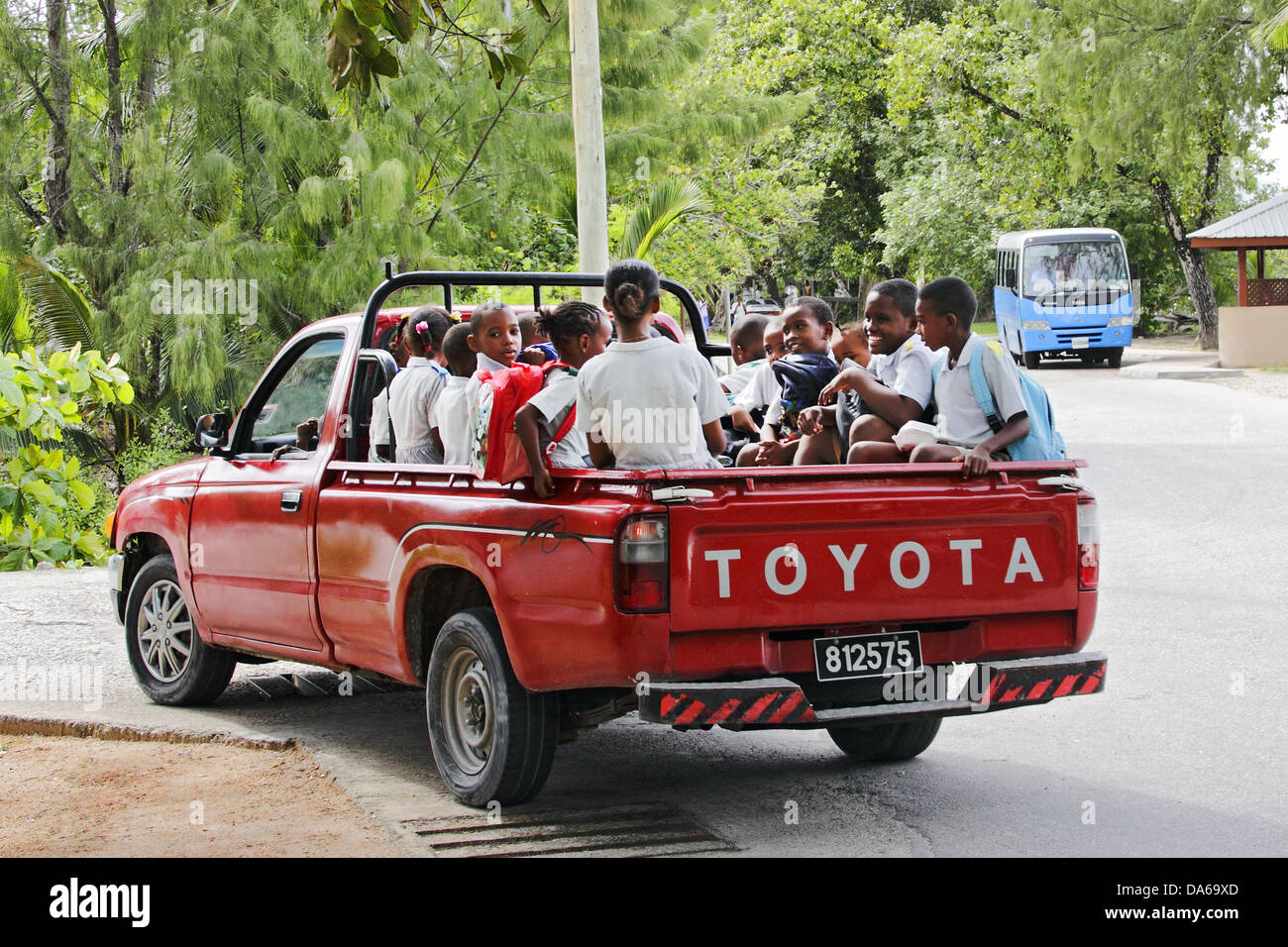Lycéenne et écolier dans un pick-up voiture aux Seychelles Banque D'Images