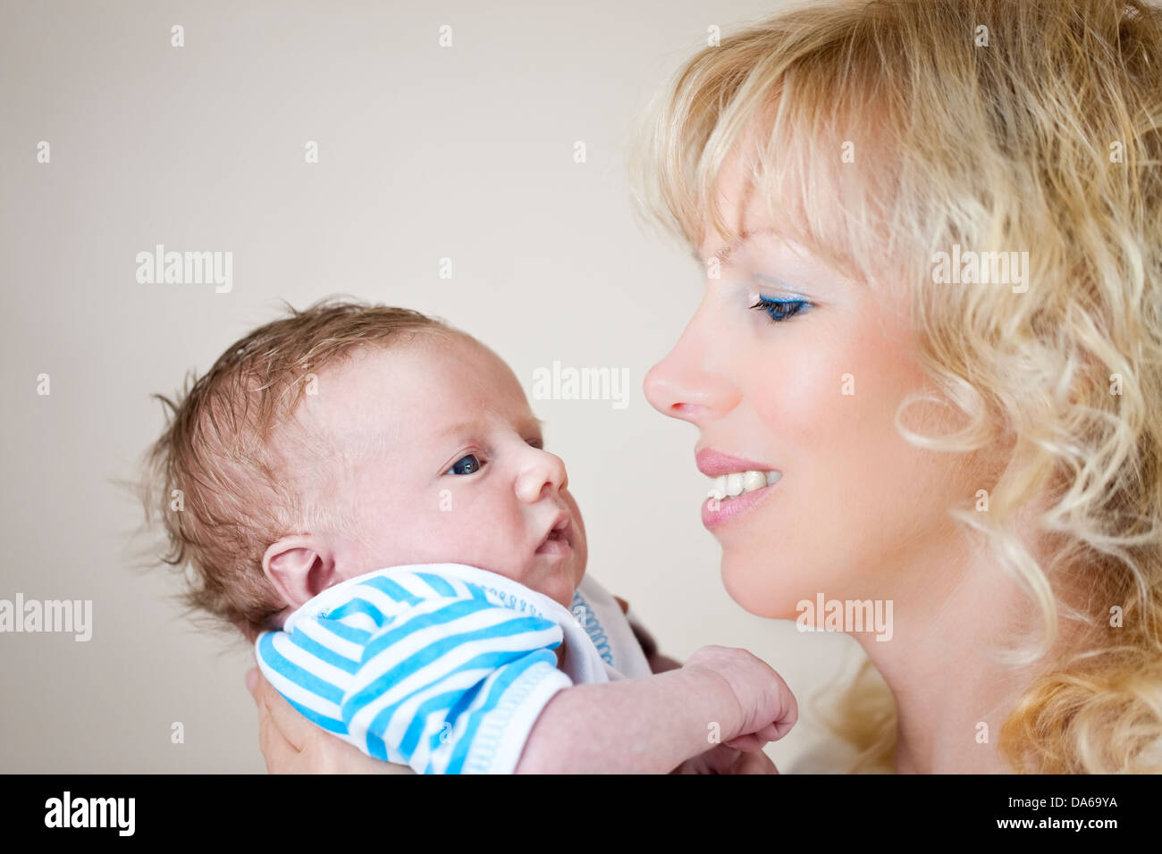 Jeune femme tenant un bébé nouveau-né Banque D'Images
