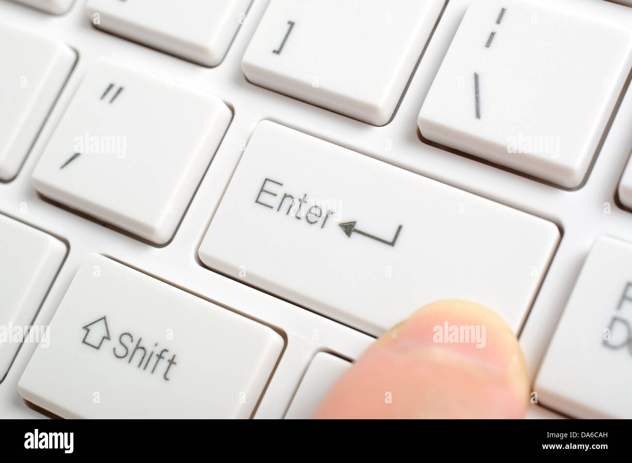 En appuyant sur la touche entrée Banque D'Images