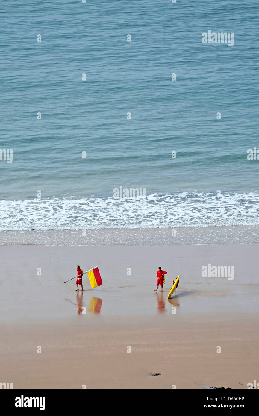 Swansea, Royaume-Uni. 5 juillet 2013. Éteindre les sauveteurs de baignade en toute sécurité les drapeaux de Langland Bay ce matin dans le bain de l'été. Credit : Phil Rees/Alamy Live News Banque D'Images