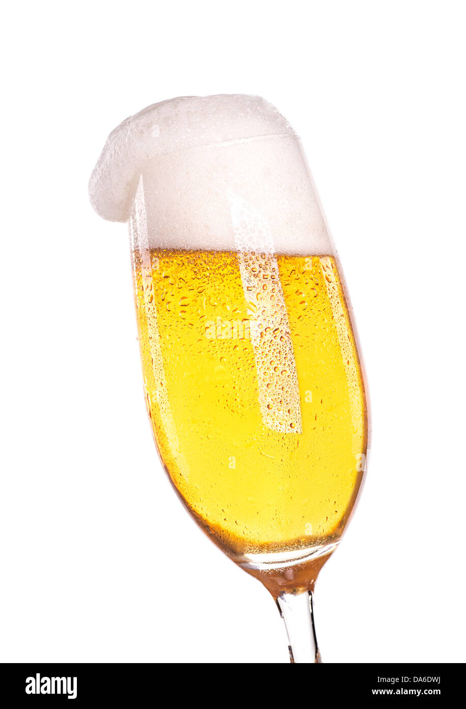 Un verre isolé avec une bière fraîche et belle tête de mousse. Banque D'Images