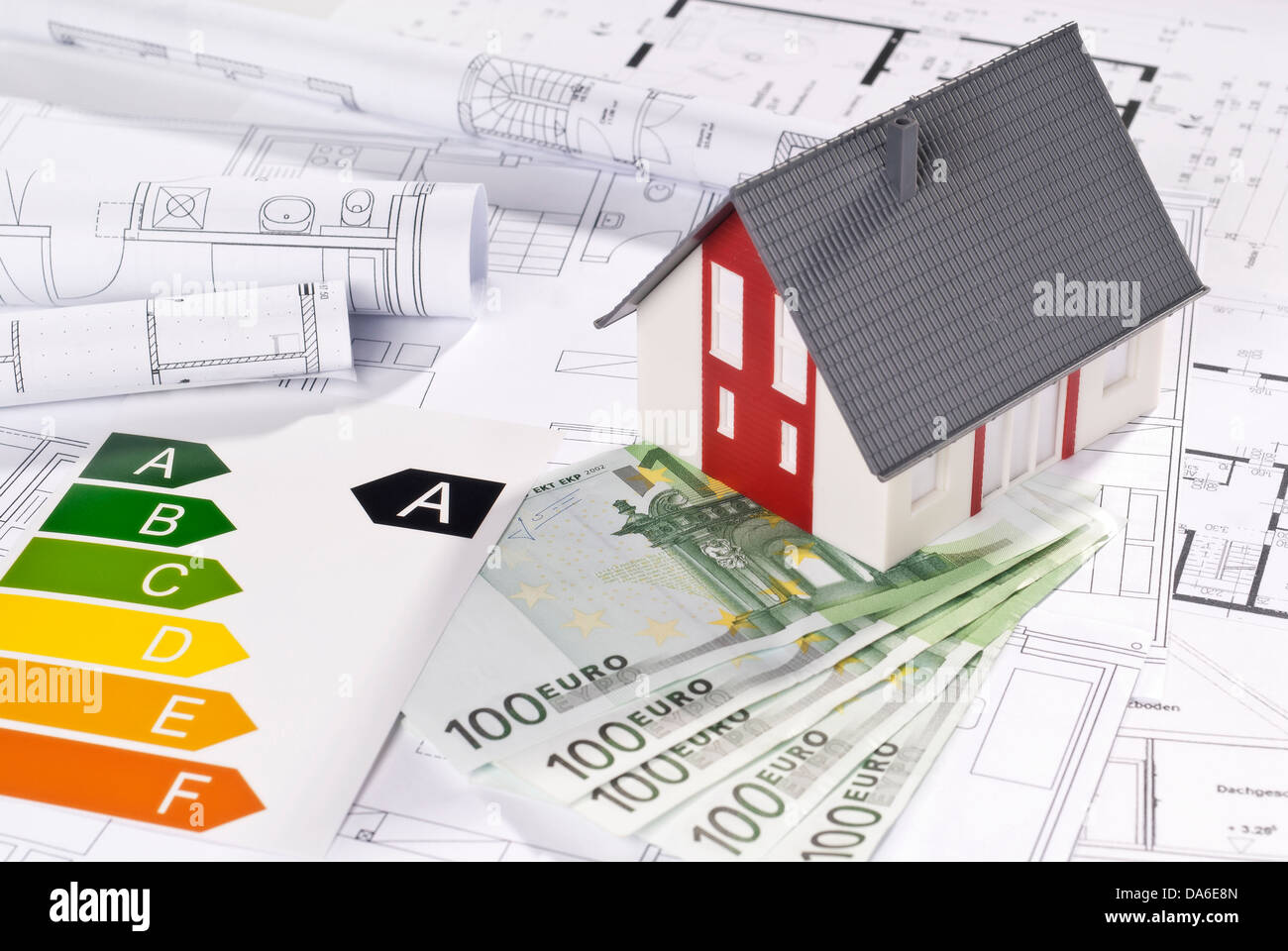 L'efficacité énergétique avec l'étiquette modèle architectural, les plans et projets de loi. Banque D'Images