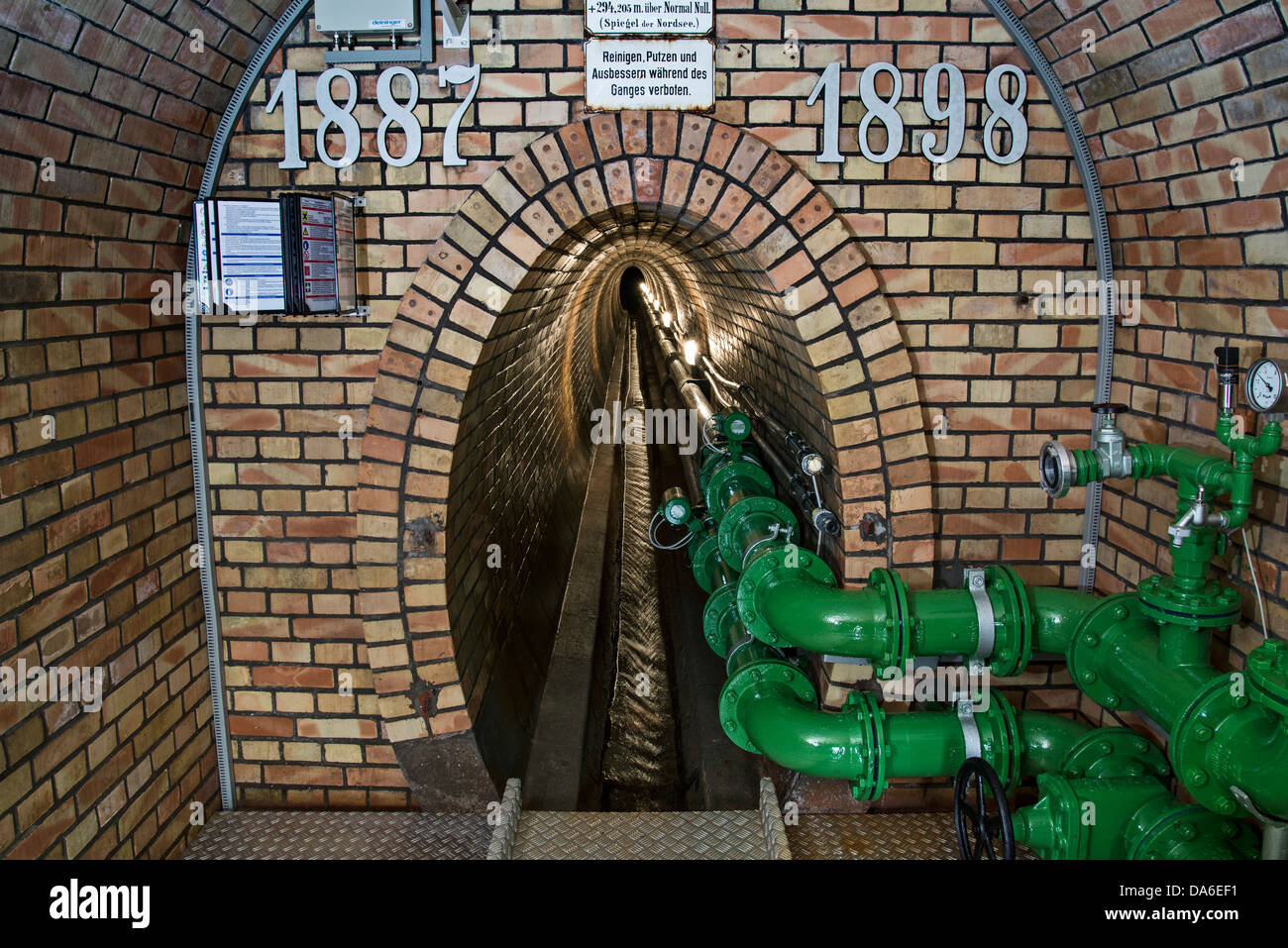 Voir dans les galeries d'un réservoir d'extraction de l'eau. Banque D'Images