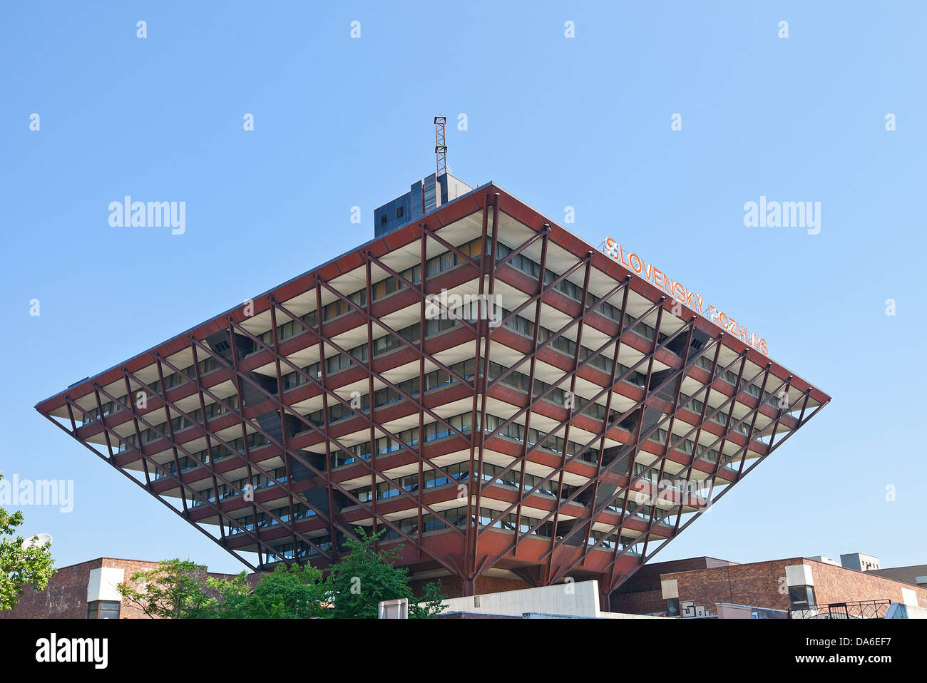 La Radio slovaque (Slovensky rozhlas) bâtiment en forme d'une pyramide inversée. Bratislava, Slovaquie Banque D'Images