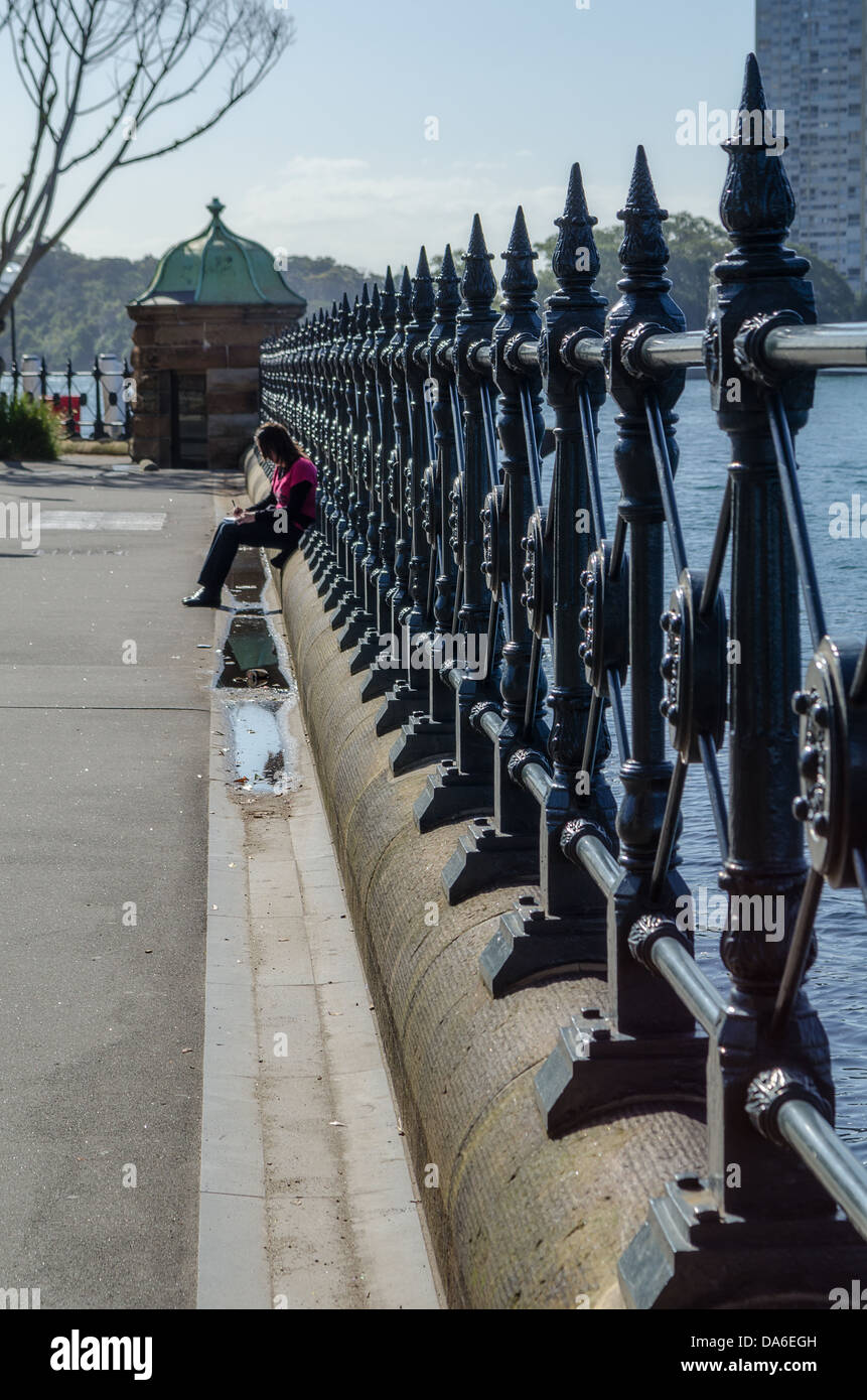 Une passerelle piétonne et de clôtures à Sydney . Banque D'Images