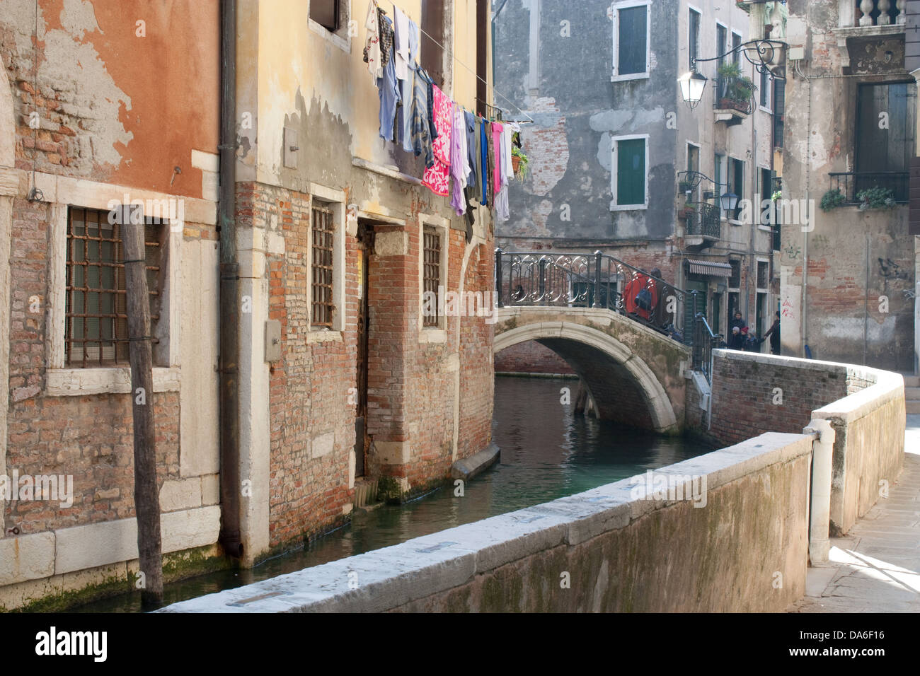 Pont sur un canal à Venise Banque D'Images